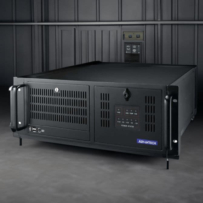 Tablet industrial robusta marca Advantech en un taller de mecanica