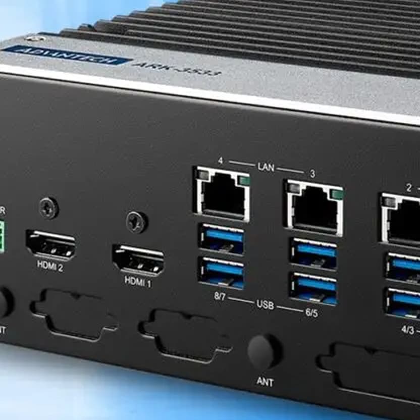 Laptop industrial marca Advantech siendo utilizada en un parque eólico