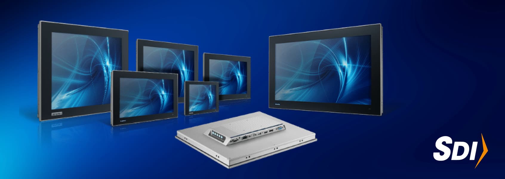 Laptop industrial robusta marca Advantech en un parque eólico con dos ingenieros trabajando