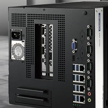 Laptop industrial robusta marca Advantech en un estudio en el exterior